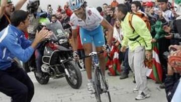 <b>EN EL MURO. </b>Ezequiel Mosquera, casi clavado, afronta una de las curvas del 22% que conducen a la cima de la Bola del Mundo.