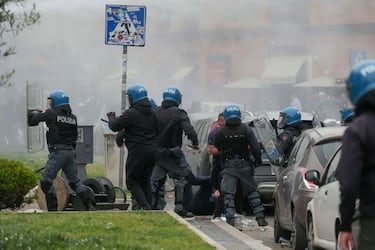El Derbi della Capitale vuelve a generar violencia en los alrededores del Olímpico. La policía dispersó con gases lacrimógenos y cañones de agua a los ultras de Lazio y Roma en la zona de Ponte Milvio.