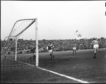 El 10 de agosto de 1938 se inauguró el Estadio Nemesio Camacho El Campín. Así se veía el estadio en la época del Dorado.