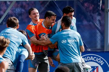 Gallagher, Azpilicueta y Koke durante el entrenamiento. 