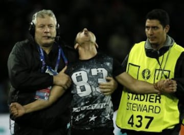 Un espontáneo consiguió sacarse una foto con Cristiano Ronaldo tras acabar el encuentro.