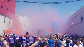 Aficionados del Extremadura reciben al equipo.