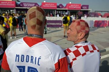 Hoy en el Al Bayt Stadium se enfrentan las selecciones de Croacia y Marruecos y los seguidores de ambos combinados han llenado de color el estadio. 