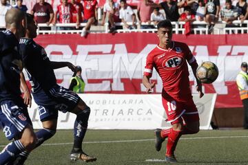 Para todos fue una sorpresa que un jugador de su nivel llegara a La Calera, y hasta ahora ha demostrado todo lo que se esperaba de él. Sólo su historial de indisciplinas lo tiene en el fútbol chileno. 