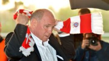 Uli Hoeness llega ala partido ante el Barça.