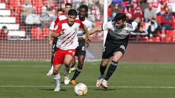 Lucas Robertone, jugador de la UD Almer&iacute;a, conduce el bal&oacute;n durante un partido.