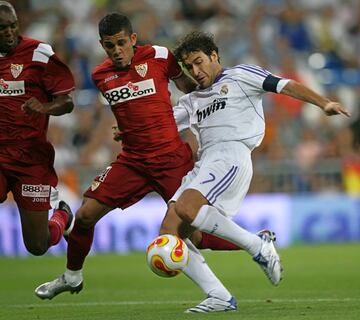 El lateral derecho brasileño anunció al club en el verano de 2007 que quería que aceptasen la oferta del Chelsea por su tránsfer. El Sevilla acababa de ganar la Supercopa de España al Real Madrid y en pocos días jugaría la Supercopa de Europa frente al Milan. En el primer partido de Liga contra el Getafe, Alves no jugó y su compañero, Antonio Puerta, sufrió varias paradas cardíacas y falleció días después. Con esta situación Dani Alves dejó los roces que tenía con el presidente Del Nido y continuó una temporada más como sevillista, marchándose en verano de 2008 al FC Barcelona.