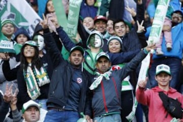 Futbol, Temuco v Copiapo.
Campeonato Loto 2015 - 2016 primera B.
Hinchas de Temuco alientan a sus jugadores durante el partido contra Copiapo por primera B en el estadio Bicentenario Germán Becker.
Temuco, Chile.
16/04/2016
Ramon Monroy/Photosport*******

Football, Temuco v Copiapo.
Loto Championship 2015 - 2016 first B.
Temuco's fans cheer during Copa Loto Championship first B football match against Copiapo at  Bicentenario Germán Becker stadium in Temuco, Chile.
16/04/2016
Ramon Monroy/Photosport