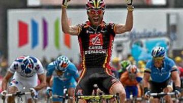 <b>PODEROSO.</b> Valverde remontó hasta que rebasó al luxemburgués Kirchen, que había lanzado un ataque durísimo. La imagen refleja su enorme superioridad.