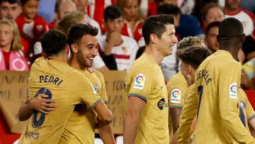 SEVILLA, 03/09/2022.- El defensa del FC Barcelona Eric García (2i) celebra su gol, tercero del equipo ante el Sevilla FC, durante el partido de la cuarta jornada de LaLiga que Sevilla FC y FC Barcelona juegan hoy sábado en el estadio Sánchez-Pizjuán, en Sevilla. EFE/Julio Muñoz
