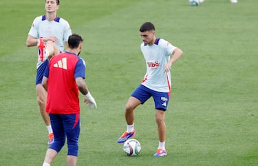 Pedri con el balón durante el entrenamiento.