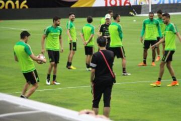 Juan Carlos Osorio dando ordenes a sus jugadores