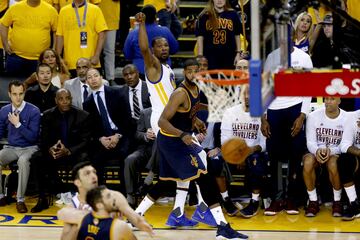 Kevin Durant anota un triple desde la esquina.