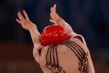 La estadounidense Evita Griskenas compite en la ronda clasificatoria individual de gimnasia rítmica.