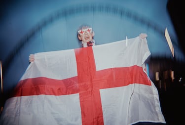 Un aficionado inglés posa con una bandera de Inglaterra.