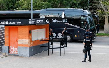 Con un alto dispositivo de seguridad, el Valencia Basket recibe al Maccabi de Tel Aviv en la tercera jornada de la Euroliga. El partido ha sido declarado de alto riesgo y habrá cerca de 700 agentes velando por la seguridad dentro y fuera del pabellón.