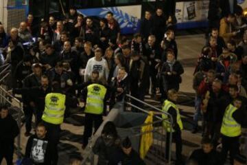 La policía se emplea a fondo en los registros y controles de seguridad fuera del estadio "Allianz Riviera" en Niza, antes del partido Niza - Lyon