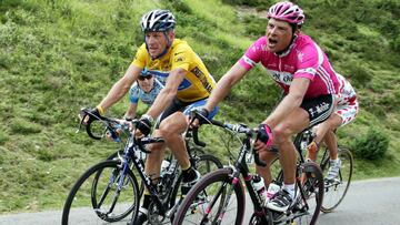 Lance Armstrong y Jan Ullirch ruedan durante una etapa del Tour de Francia 2005.