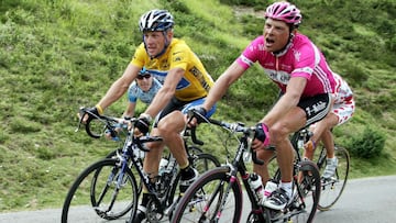 Lance Armstrong y Jan Ullirch ruedan durante una etapa del Tour de Francia 2005.