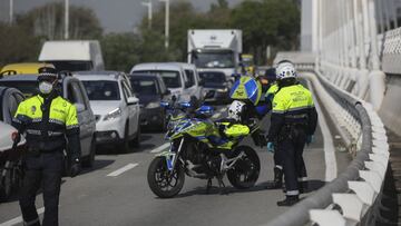 Archivo - Agentes de la Policía Municipal de Sevilla efectúan controles de tráfico y circulación urbanos en las inmediaciones del Puente del Alamillo en una foto de archivo durante el primer estado de alarma por la pandemia de Covid-19.