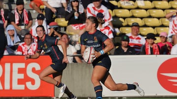 Una jugadora de la selección española avanza con el balón en el amistoso ante Japón.