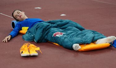 La ucraniana Yaroslava Mahuchikh se relaja durante la clasificación del salto de altura. 