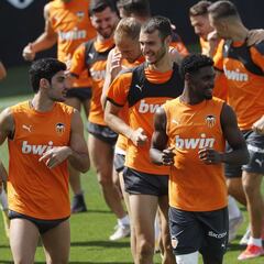 El padre de Guedes: "Gonçalo en el Valencia está de más"