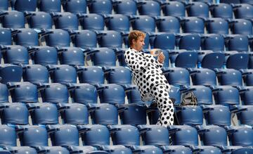 Aficionado disfrazado en el estadio de San Petersburgo antes del partido entre Suecia y Suiza.