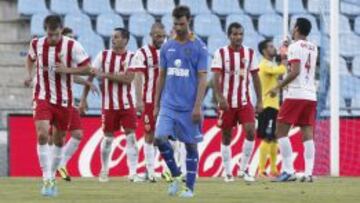 Los jugadores del Almería celebran el gol marcado por Fernando Soriano, segundo para el conjunto andaluz, durante el partido de la segunda jornada de la Liga BBVA, disputado esta tarde en el Coliseo Alfonso Pérez.