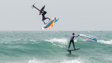 Dos riders de Wing Foil realizan sus trucos en una ola de la playa de La Barrosa (Chiclana de la Frontera, Cádiz), durante el primer Campeonato de España de Wing Foil, celebrado el 11 de abril del 2022.