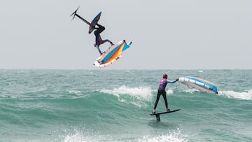 Dos riders de Wing Foil realizan sus trucos en una ola de la playa de La Barrosa (Chiclana de la Frontera, C&aacute;diz), durante el primer Campeonato de Espa&ntilde;a de Wing Foil, celebrado el 11 de abril del 2022. 