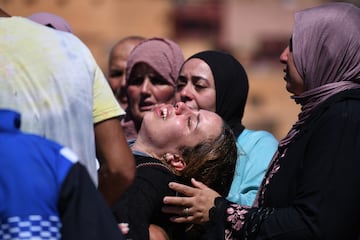 Mujeres lloran la perdida de sus seres queridos fallecidos en el terremoto en Moulay Brahim, provincia de Al Haouz (Marruecos).