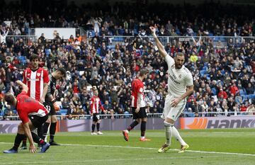 El jugador del Real Madrid Benzema celebra el 2-0 al Athletic Club. 