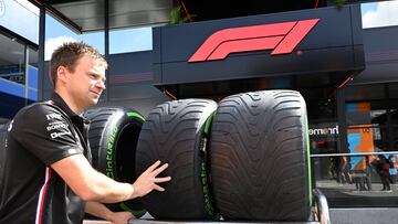 Monza (Italy), 31/08/2023.- A mechanic carries tires in the paddock of the Autodromo Nazionale Monza race track in Monza, Italy, 31 August 2023. The Formula 1 Grand Prix of Italy is held at the circuit on 03 September. (Fórmula Uno, Italia) EFE/EPA/Daniel Dal Zennaro