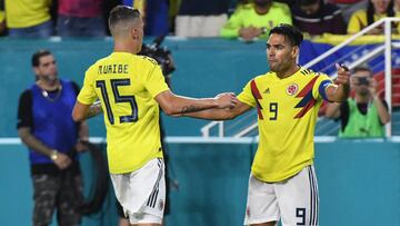 Mateus Uribe y Falcao García celebrando un gol de la Selección Colombia en partido amistoso ante Venezuela