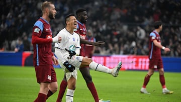 Marseille's Chilean forward Alexis Sanchez (C) reatcs during the French Cup quarter-final football match between Olympique de Marseille (OM) and Annecy at the Velodrome stadium in Marseille, southern France, on March 1, 2023. (Photo by Nicolas TUCAT / AFP)