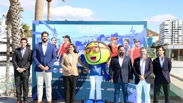 Conchita Mart¨ªnez, tercera por la izquierda entre Borja Vivas y la mascota del torneo.