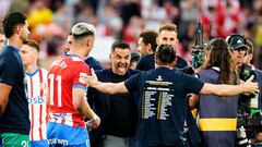 Girona, 04/05/2024. El técnico del Girona celebra con sus jugadores la clasificación de su equipo para la Liga de Campeones a la finalización del encuentro correspondiente a la jornada 34 de Primera División que Girona y FC Barcelona han disputado hoy sábado en el estadio municipal de Montilivi, en la localidad gerundense. EFE/David Borrat.
