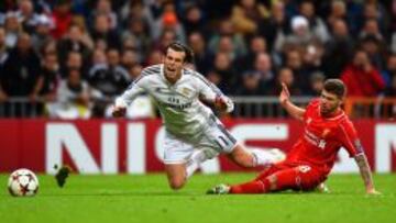 Bale recibe una falta de Alberto Moreno en el partido frente al Liverpool.