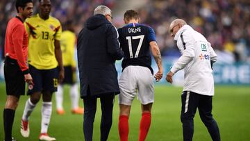 Lucas Digne siendo retirado del partido frente a Colombia.