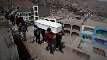 AME9724. LIMA (PERÚ), 21/08/2020.- Familiares cargan el féretro de Kelly Cozme durante su entierro en el Cementerio del distrito de Comas el 20 de agosto de 2020, en Lima (Perú). Cozme fue una joven de 23 años que murió accidentalmente asfixiada en su casa pero a la que el personal hospitalario trató como un posible caso de coronavirus, según contó a Efe su tía, Vilma Pinares. Perú está a un paso de ser el país con la mayor tasa de mortalidad durante la pandemia tras haber rebasado oficialmente los 27.000 fallecidos por COVID-19, pero con una cifra de exceso de muertes en este periodo casi dos veces y media mayor, pues los registros de defunciones revelan unos 63.000 muertos. EFE/ Paolo Aguilar
