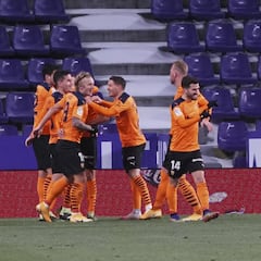 Gracia da con la tecla en el centro del campo