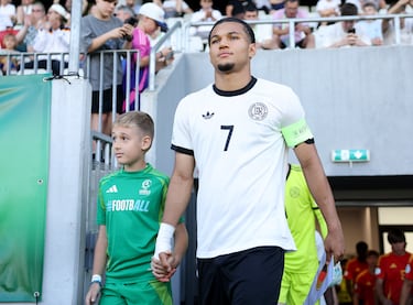 
Potencia, físico y mucho gol para un jugador al que comparan con Moukoko por su juventud y con Sané por su verticalidad. Paris Brunner es un delantero al que se le caían los tantos en el equipo Sub-19 del Borussia Dortmund, 20 dianas y seis asistencias en 22 encuentros en la 23/24. El Mónaco lo fichó por 4 millones y lo cedió al Círculo de Brujas para foguearse. Con los belgas ha sumado seis goles en 28 partidos. Un punta que tiene condiciones para jugar en las tres posiciones de un 4-3-3. 
