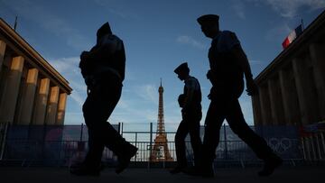 Paris 2024 Olympics - Paris 2024 Olympics Preview - Paris, France - July 21, 2024 Police officers patrol at the Trocadero as the Eiffel Tower is seen ahead of the Olympics REUTERS/Marko Djurica