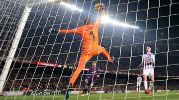 Soccer Football - La Liga Santander - FC Barcelona v Real Valladolid - Camp Nou, Barcelona, Spain - February 16, 2019   Real Valladolid&#039;s Jordi Masip in action after saving a penalty from Barcelona&#039;s Lionel Messi   REUTERS/Albert Gea