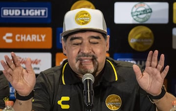 Los rostros de Maradona en su presentación con Dorados