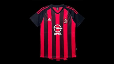 La compañía de automóviles alemanas ha estado frente al equipo italiano durante más de diez años. Hoy en día es una de las camisas más caras y buscadas después de la recolección. 

