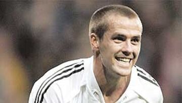 <b>ESPERADA FELICIDAD. </b>Owen celebró con entusiasmo su debut goleador en el Real Madrid.