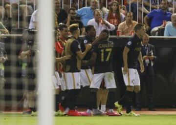 1-1. Pasalic celebró con sus compañeros el tanto del empate.