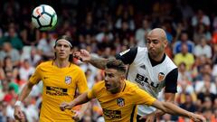 El defensa francés del Atlético de Madrid Lucas Hernández disputa un balón con el delantero italiano del Valencia Simone Zaza.